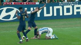 「土下座してたのにw」「反則やんw」デ・パウル、相手DFを“置き去りの秘策”に視聴者爆笑