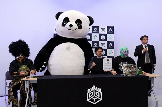 ケモノの本性むきだしで大暴れ！身長3m・体重500kgのアンドレザ・ジャイアントパンダ、記者会見でササダンゴ・マシンをKO 2枚目