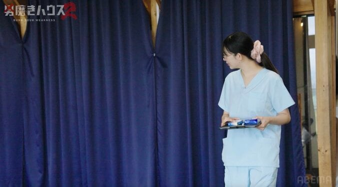 【写真・画像】スタイル抜群な美人看護師、メガネをかけた姿に反響「かわいい〜」　2枚目