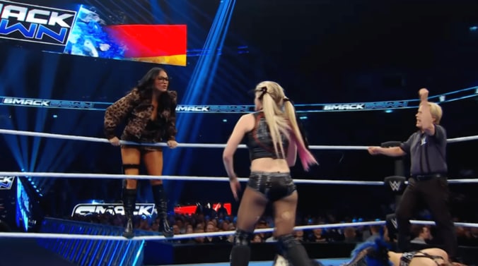 ジュリアの相棒、キアナ・ジェームズもちょっかいをかける