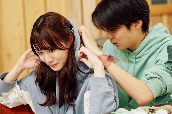 美しすぎる青学生の背中に…「ちょっと待って、めちゃめちゃ恥ずかしい！」17歳俳優と大胆イチャイチャ『花束オオカミ』第10話 1枚目