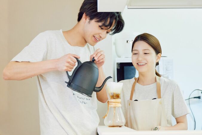 川島海荷、ほぼすっぴんで朝食作り！オシャレな朝食に夫・中田圭祐大喜び「元気になる！」『私たち結婚しました3』第2話 3枚目