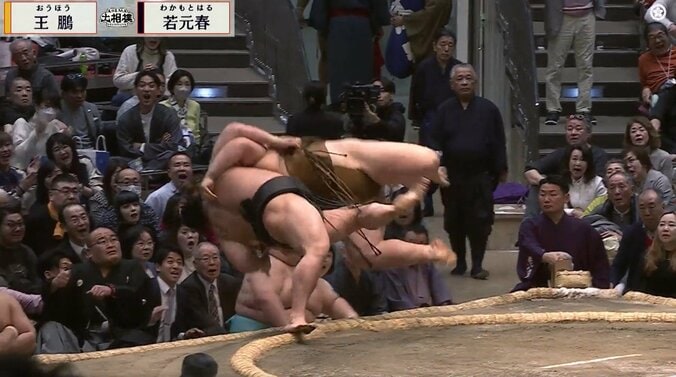 若元春、王鵬をうっちゃりで大逆転