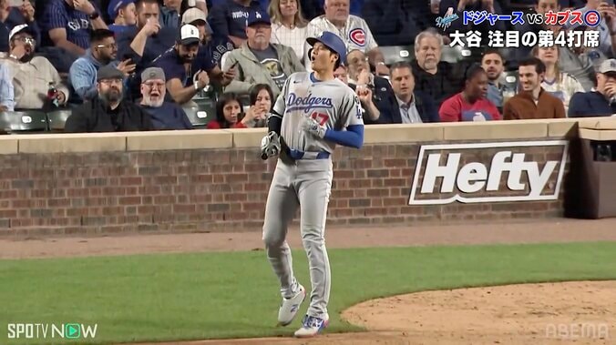 【写真・画像】カブス、劇的サヨナラで鈴木誠也の“ユニ引っ張り”に注目 「めっちゃ服引っ張ってる人いる」歓喜の瞬間が話題沸騰　1枚目