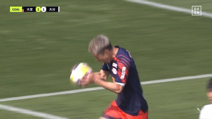 【映像】大宮FW、同点ゴールが嬉し過ぎて相手選手とハイタッチ