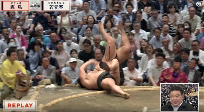 大関・霧島、1敗死守も顔面強打で流血 一回転して土俵下へ落ち苦悶「プロレス技みたい」「真っ逆さますぎる」館内騒然 3枚目