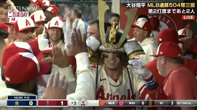 大谷翔平の同僚新人が嬉しいMLB初アーチ！ 初々しい兜姿に「似合ってるぞーー！w」「なんか可愛い。足軽みたい笑」「こっちまで幸せな気持ちなるわ」 1枚目