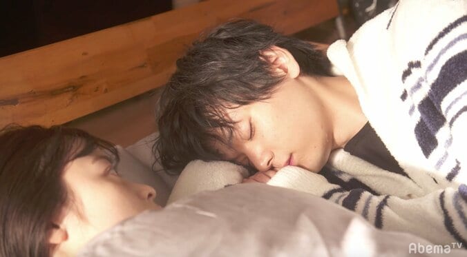あかり（橋本環奈）が目覚めると、隣には星野（古川雄輝）の姿が…！　『1ページの恋』第2話で衝撃展開 1枚目