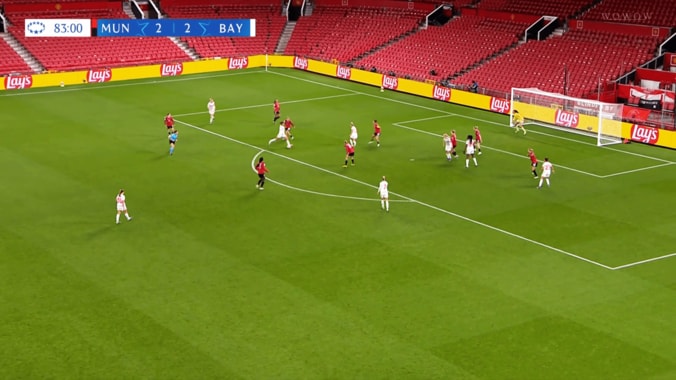 右足を振り抜く谷川萌々子