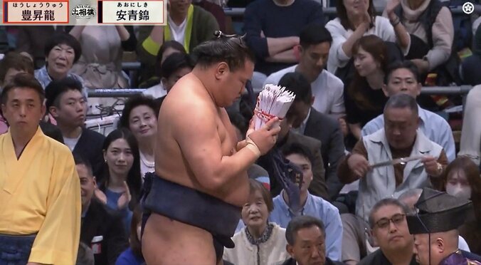 ものすごい懸賞金…豊昇龍、安青錦を“初撃破”で溢れんばかりの懸賞束に騒然 2枚目