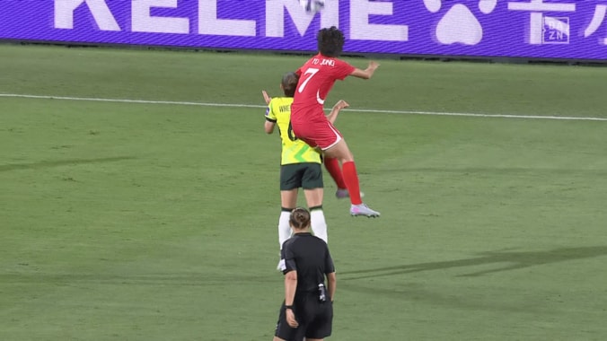 「顔に酷い打撃」北朝鮮女子MFが肘打ち→豪州女子MFは目の上から流血「偶発的だったが…」現地メディア騒然【女子アジアカップ】 4枚目