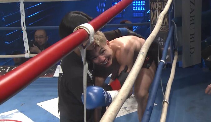 2度目のダウンでレフェリーに抱えられる玖村