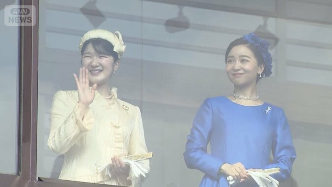 【写真まとめ】天皇誕生日一般参賀　愛子さまはやわらかな淡黄色のお召し物で　雅子さまは光沢ある優美な装い　宴会の儀では両陛下がほほえみあう場面も 4枚目