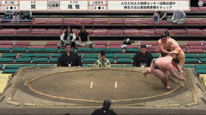 大相撲で“特殊技” 行司に接触した力士が土俵に残り、直後に“炸裂” 驚きの珍しい光景 4枚目