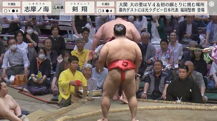 【写真・画像】力士が無抵抗の“棄権”に騒然…自ら土俵を割る姿に対戦相手は呆然「どうした？」「なんだこれ」「唖然としてる」声も　1枚目