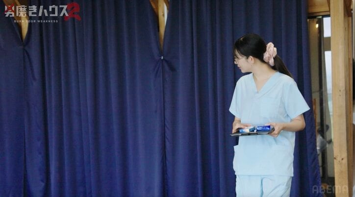 【写真・画像】スタイル抜群な美人看護師、メガネをかけた姿に反響「かわいい〜」　2枚目