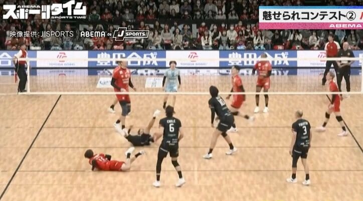 【写真・画像】守備範囲が広すぎる！男子バレー・東レ静岡がまさかの“衝撃プレー” 観客席の椅子を飛び越える→右手一本“昇竜拳レシーブ”　1枚目