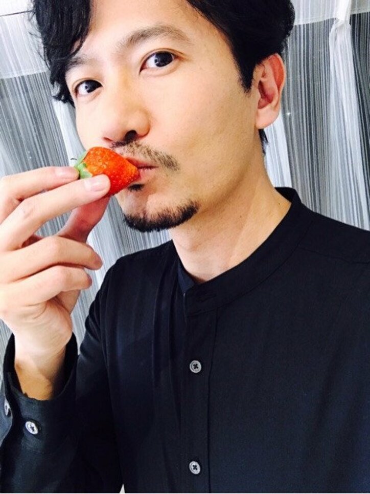 稲垣吾郎、“イチゴにキス”する自撮りショットに反響「そのイチゴになりたい」