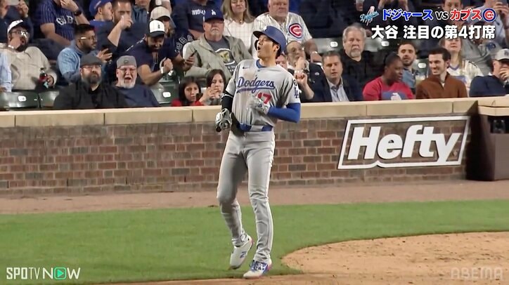 【写真・画像】カブス、劇的サヨナラで鈴木誠也の“ユニ引っ張り”に注目 「めっちゃ服引っ張ってる人いる」歓喜の瞬間が話題沸騰　1枚目