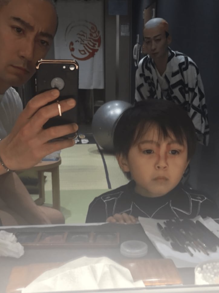 海老蔵、長男・勸玄くんに隈取りを施す　成田屋の血に将来を期待する声殺到