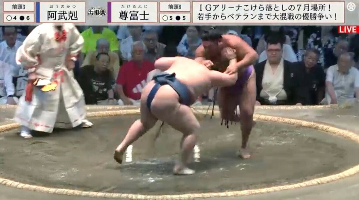 相撲 何が起きた？」大相撲で発生確率0.1％の珍事発生 実力派力士が突如“膝
