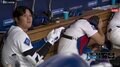 あぶない! ベンチではしゃぐ大谷翔平にアクシデント発生…同僚は呆然も本人はなぜか“決めポーズ”の珍場面「ニコ谷さんw」