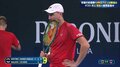 怒りをしずめる前代未聞の“もぐもぐ”タイムが話題 投げつけたラケットを“ガブッ”/ATPカップ