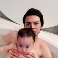 アレク、テレビを見ながらジャグジーに入る息子の様子を公開「すごい一歳児だな」