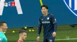 浅野拓磨もビックリ… サポーターが突然ブチギレ！大量のテニスボールやコインチョコがまき散らされる異常事態　スタジアムで暴動行為が起きた一部始終