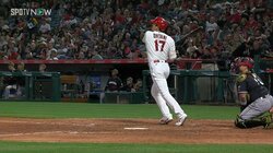 大谷翔平のホームランボール、どこいっちゃったの…？大興奮のスタンドで“お宝”を探す家族ファン