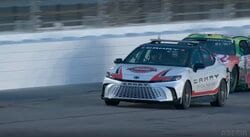 「なぜ」「やりすぎ」ペースカーに“接触” レース開始直前にまさかの光景「友達だからだけど…」ファンもにわかに注目