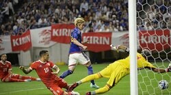 「両ウイングが強すぎる」三笘薫の股抜きパスを受けた伊東純也 “すぐに打たない”冷静フィニッシュにファン大興奮「キーパーかわして決めるとは」