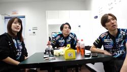 仲間を全力応援も……片手に何を持ってるの？人気美女雀士のラフショットが可愛らしい「美味しそうなものを手におもちで」／麻雀・Mリーグ