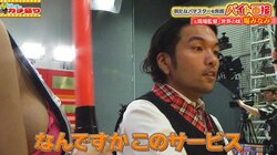 25歳グラドル、ビキニに収まらない迫力ボディ 安全ベストに誘導灯という“謎コーデ”が巻き起こした困惑