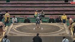 「相撲を見ておられる」前相撲から行司の背後に“ポツン”とミュージシャンの姿 ガチすぎる相撲愛に「それは目立つ」驚きの声