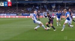 「誰が止められる？」「なんで取られないんだ…」 もはや意味不明すぎる“天才的ドリブル”が炸裂した瞬間　バイエルンの天才アタッカーの変態的ボールコントロール