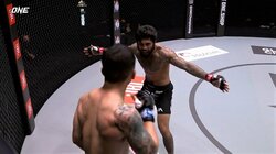 「ホラーすぎる」何発もらっても“笑顔”で前へ… 殴り続けた勝者に警告が出る“珍事”に放送席も困惑