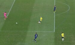 「やらかした」日本代表GK・谷晃生、自陣ゴール近くで痛恨のパスミス→大ピンチに「またやってるやん」「あぶねぇ」「ゴール前でミスは怖すぎる」あわや失点キックミスの瞬間