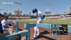 ロバーツ監督がまさかの“代役” 大谷翔平を祝う異例の光景にSNS熱狂 「下から優しく投げてた」「ワン子のように避ける翔平（笑）」