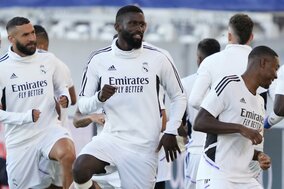 ｢これがヴァイブス｣!! レアルの選手たちが試合形式のゲーム勝利で｢大はしゃぎ｣! ドイツ代表DFが｢叩き込んだ決勝弾｣