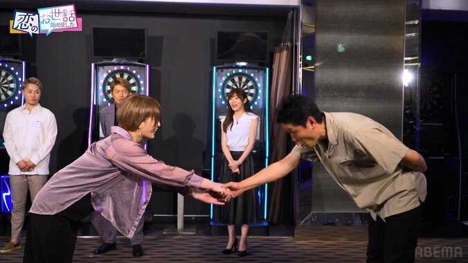 「ヤバいですね、吸い付きます」写真集1位“綺麗すぎるプロレスラー”、胸元チラ見えキャミワンピで合コン降臨！ KOC芸人を骨抜きに 4枚目