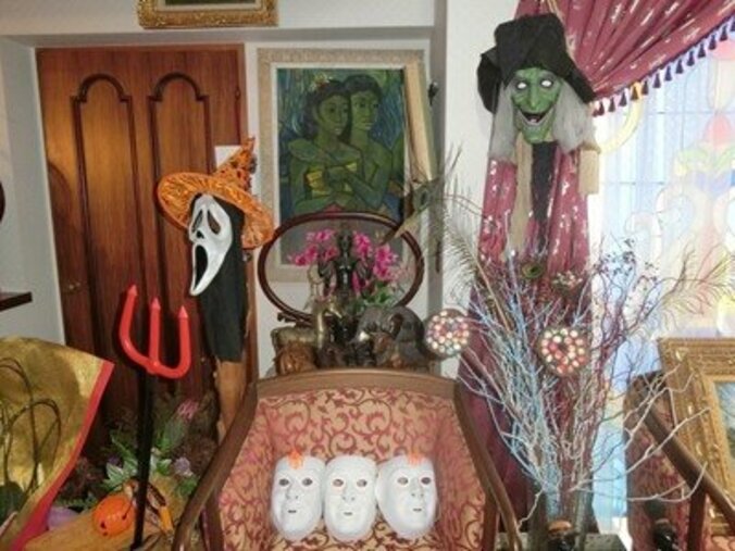 デヴィ夫人、ハロウィンの飾りつけをした自宅を公開「今年もありとあらゆるところに」 3枚目