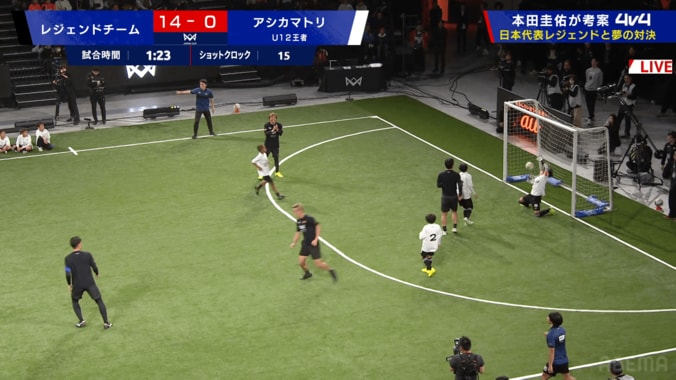 「容赦なさすぎ」本田圭佑、小学生相手に“黄金の左”で豪快ゴール「マジかよ！」解説も絶叫した有言実行のガチシュート 4枚目