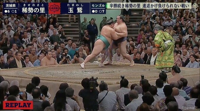 館内が悲鳴と歓声で騒然！　稀勢の里、玉鷲との力比べに“完敗”で2敗目 1枚目