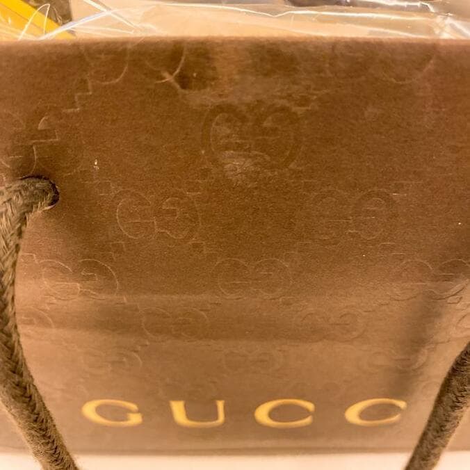  小柳ルミ子、榊原郁恵から貰った『GUCCI』の袋の中身を公開「すんごく嬉しい」  1枚目