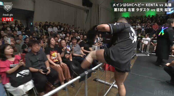 鉄柵を乗り越え…