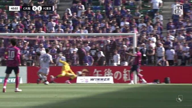 「2番手の選手ではないよな」FC東京のサブGKが神セーブ連発「片手セーブ王だな」「ヤバい好きになってきた」プレー直後の“ウィンク”も話題に 5枚目