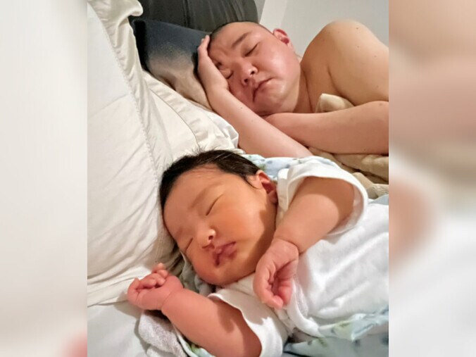 【画像】同じ顔で眠る内山信二さんと娘