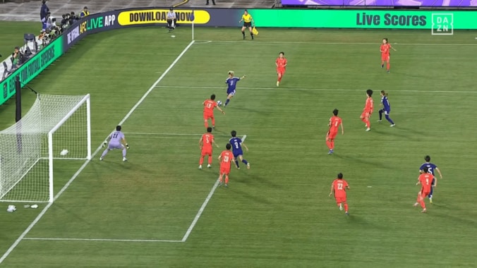 クロスと見せかけシュートを放つ浜野まいか