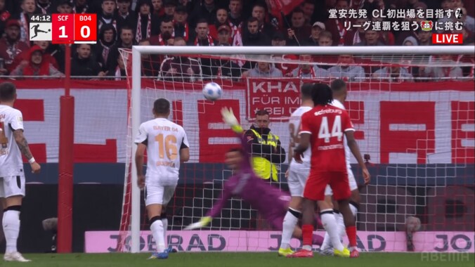 衝撃の確率２％ゴラッソ！“ブレ球キャノン砲”にファン喝采「ロケットだ」「ヤバすぎ」「神シュート」堂安律も歓喜したフライブルクMFのスーパーな一撃 5枚目